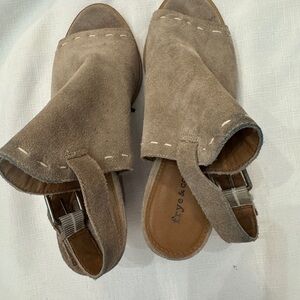 Women's Tan Suede Sandals